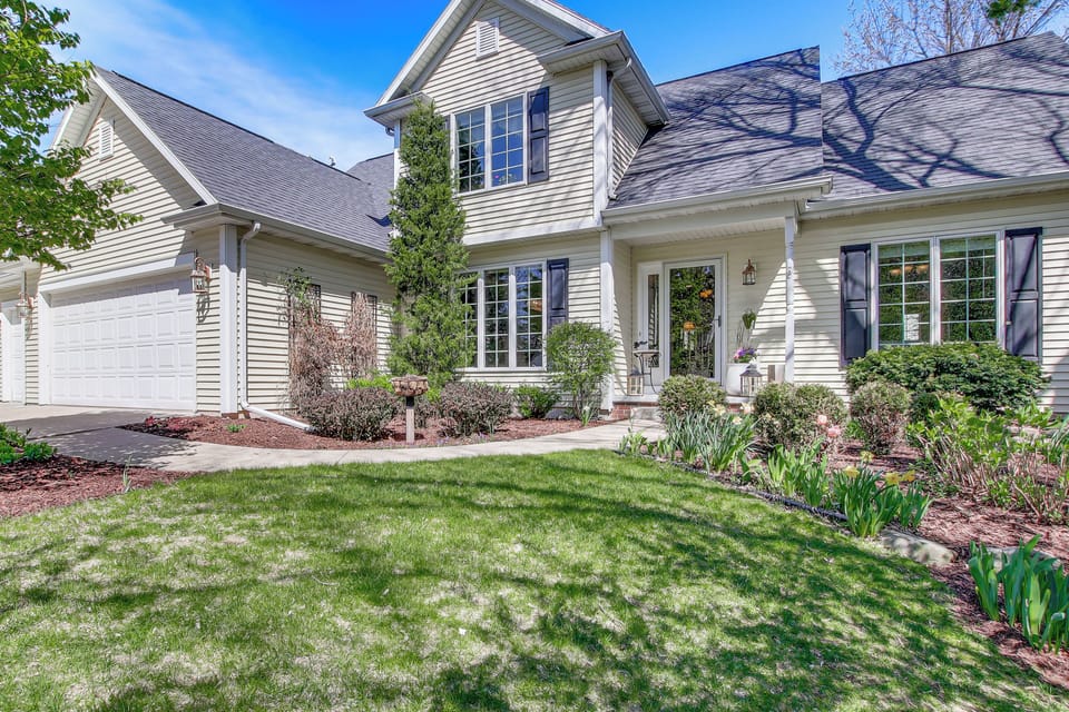 Menasha Vacation Rental | 3BR | 3.5BA | 3 Steps Required | 3,225 Sq Ft