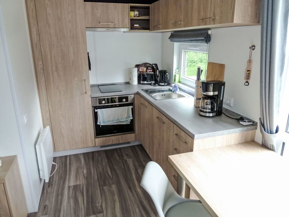 Cabinetry, Countertop, Kitchen Appliance, Kitchen, Kitchen Stove, Wood, Home Appliance, Flooring, Floor, Major Appliance