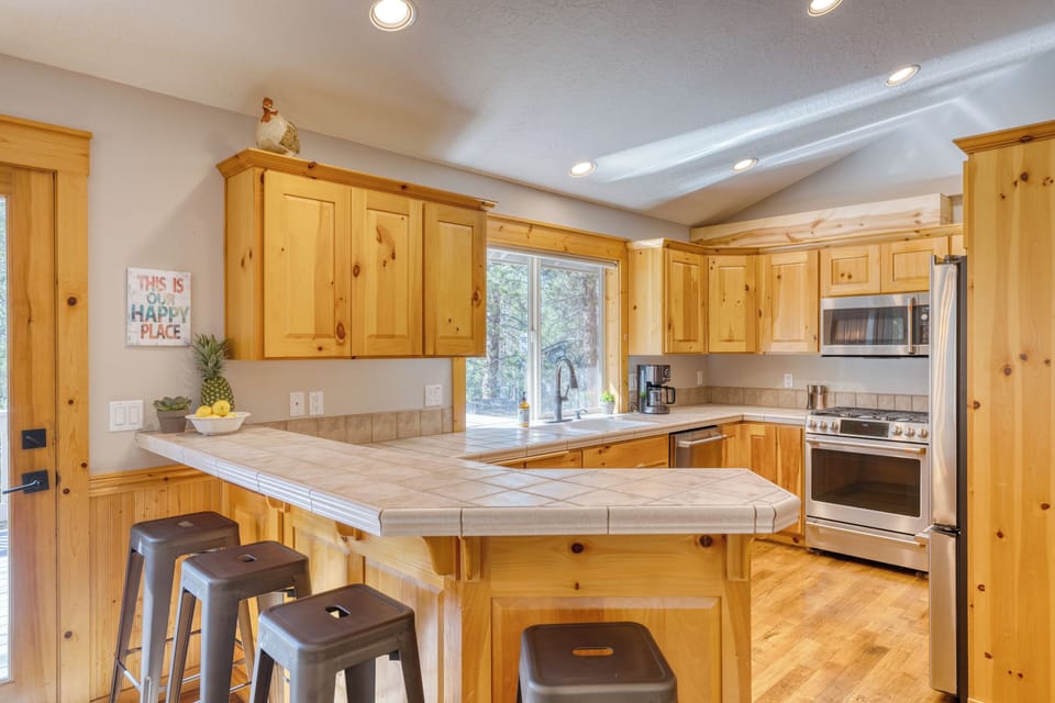 Enjoy casual dining and conversations at the kitchen counter.