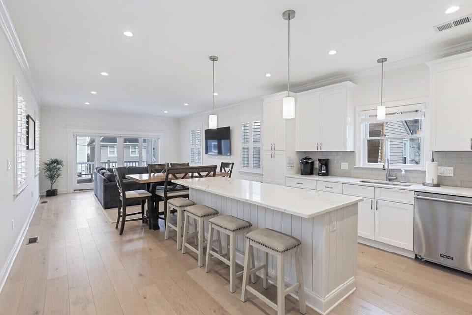 Enjoy this bright and modern open-concept living space, designed for seamless entertaining and relaxing. The fully-equipped kitchen with a large central island flows perfectly into the dining area and cozy lounge space.