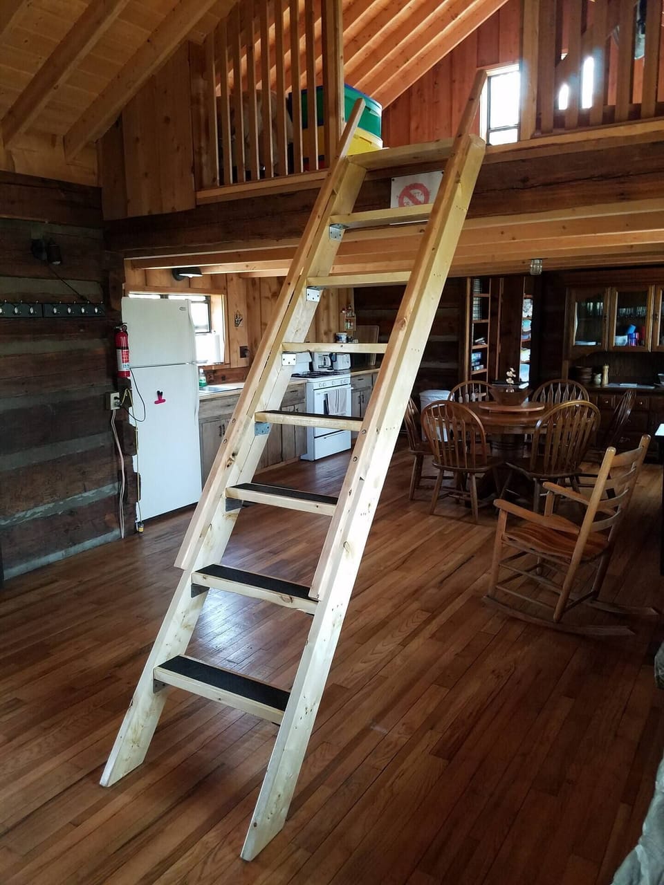 Ladder/Steps to loft. Not suitable for young children.