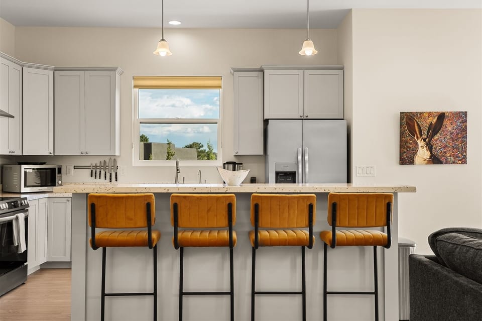 Granite island with bar seating for 4