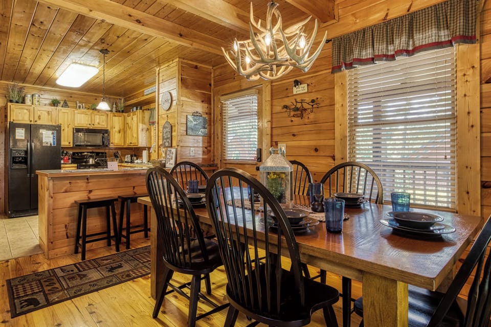 Cabin in Pigeon Forge "A Stone's Throw" - Dining table and fully furnished kitchen