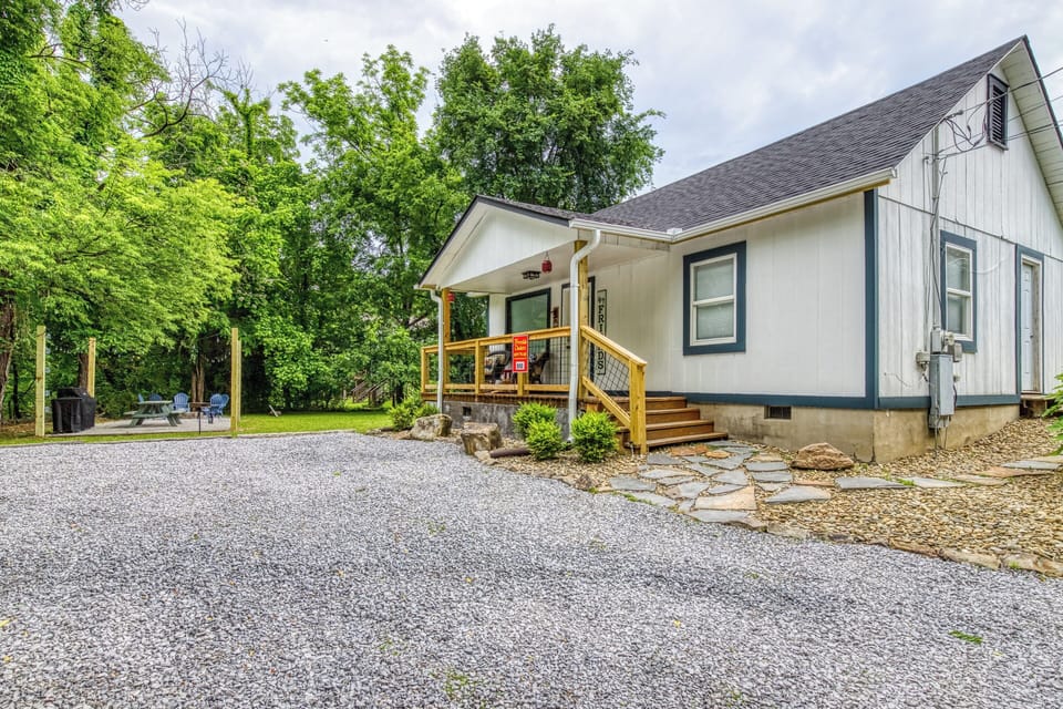 Cabin in Downtown Pigeon Forge "River Cottage" - Parking area