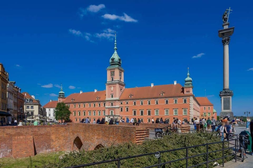 A view of the Royal Castle and Sigismund's Column from the Podwale area highlights the historical character of the location and invites for strolls through the Old Town.