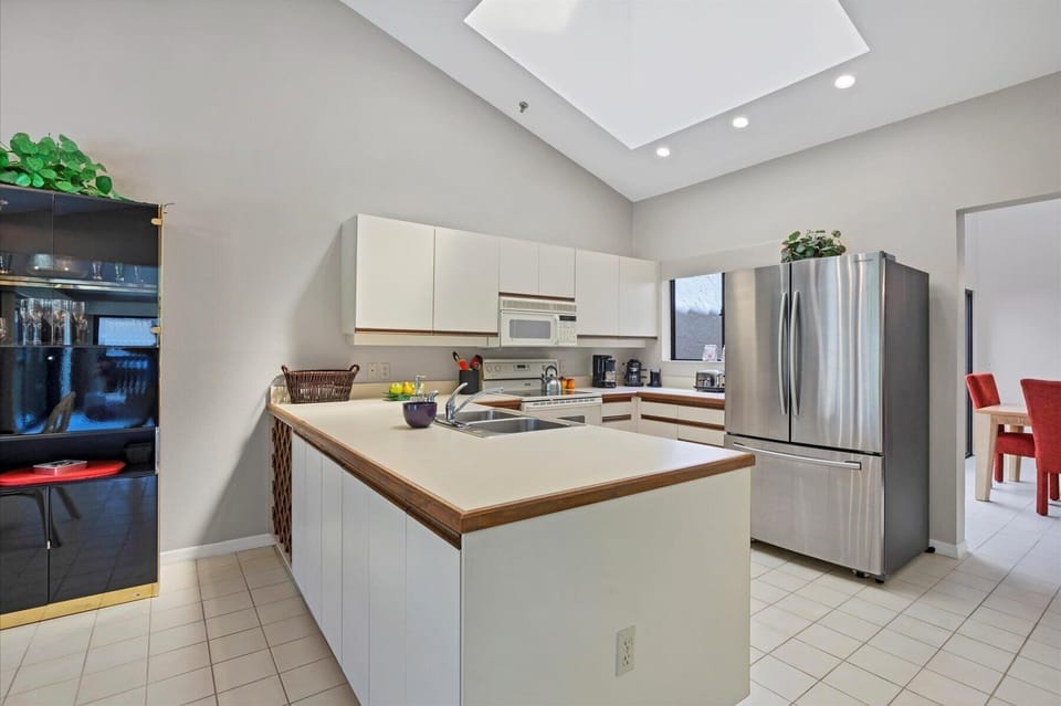 HOak2121 Kitchen with skylight