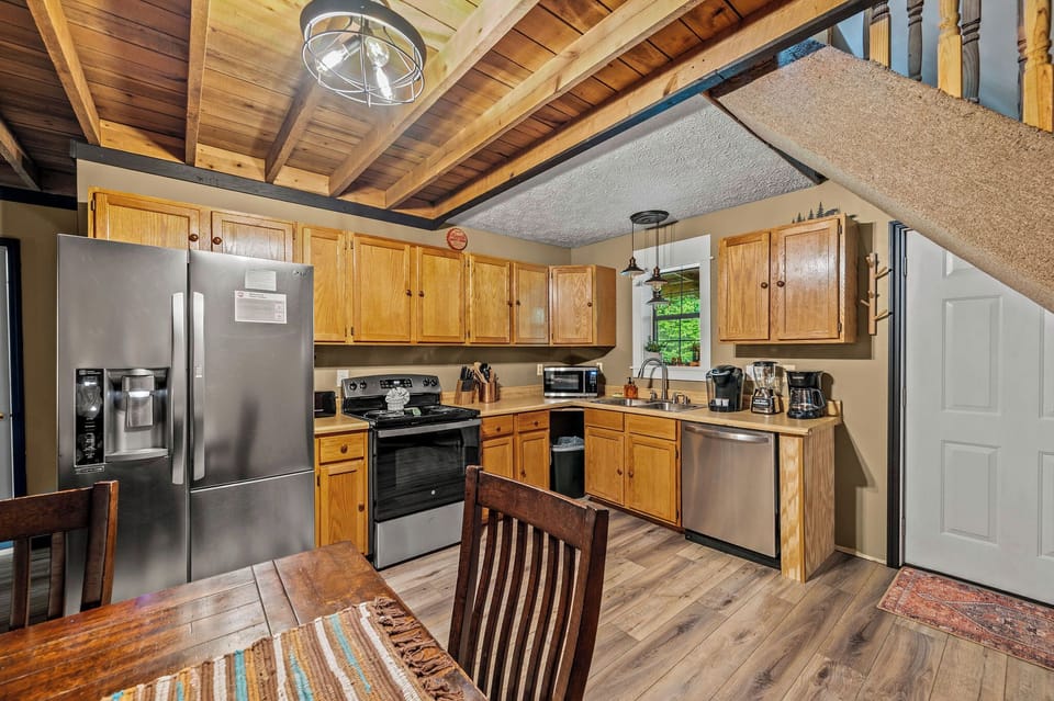 Howl's Hollow's kitchen and dining area