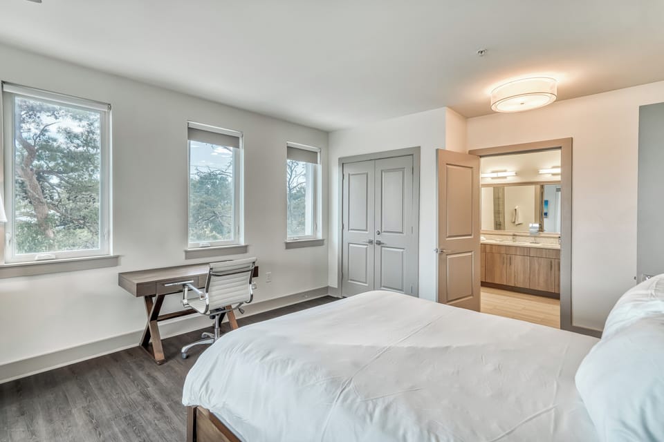 Queen Guest Suite - Dedicated Workspace & Flat-Screen TV