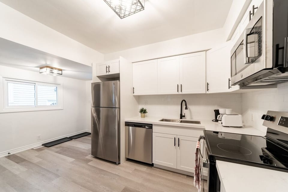 Fully equipped kitchen with stove, oven, toaster, coffee maker, pots, pans, cutlery, cooking utensils, knives, cutting boards, dishware, glassware and mugs. We have basic cooking essentials such as salt, pepper, oil, sugar, and other herbs and spices