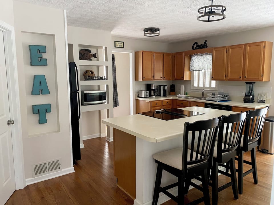 Kitchen ( main middle level) well equipped (regular coffee maker/Keurig);JennAir