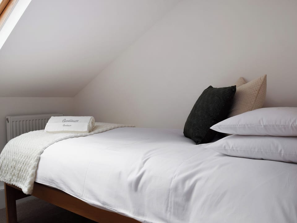 Single bedroom | The Spinney, Carterton