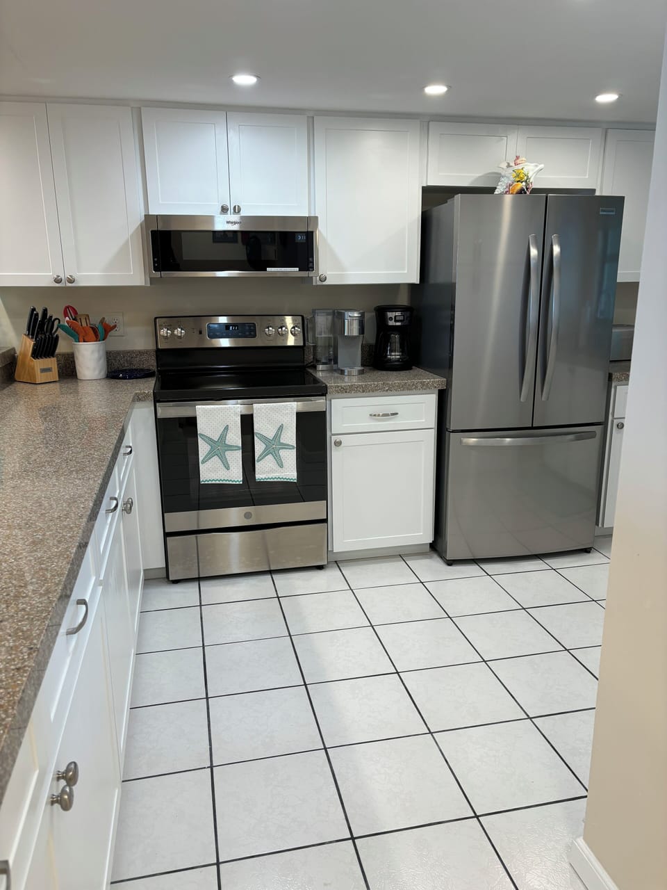 Fully equipped kitchen with new appliances.