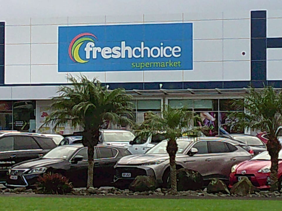 Half Moon Bay Town Centre Within Walking Distance Medical,shops gym and more.