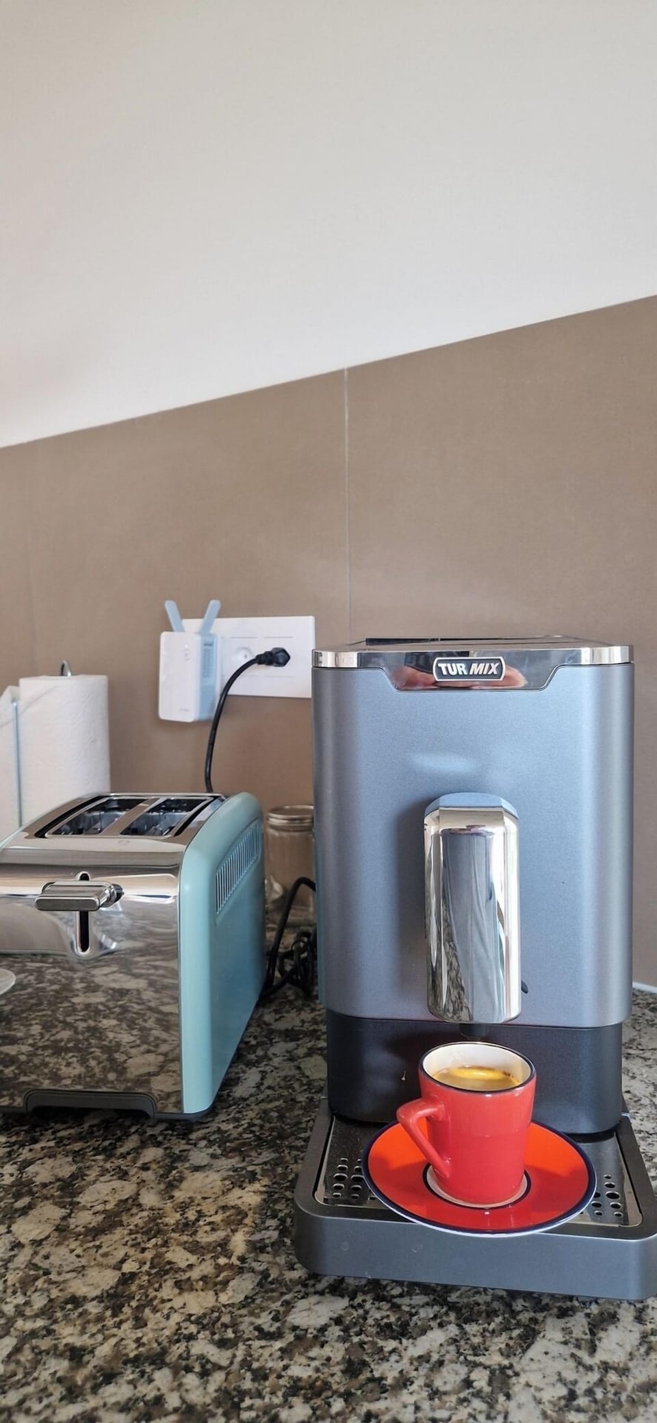 Automatic expresso machine and toaster.
