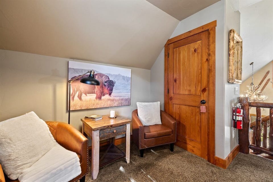Upper loft with queen bed, sitting area