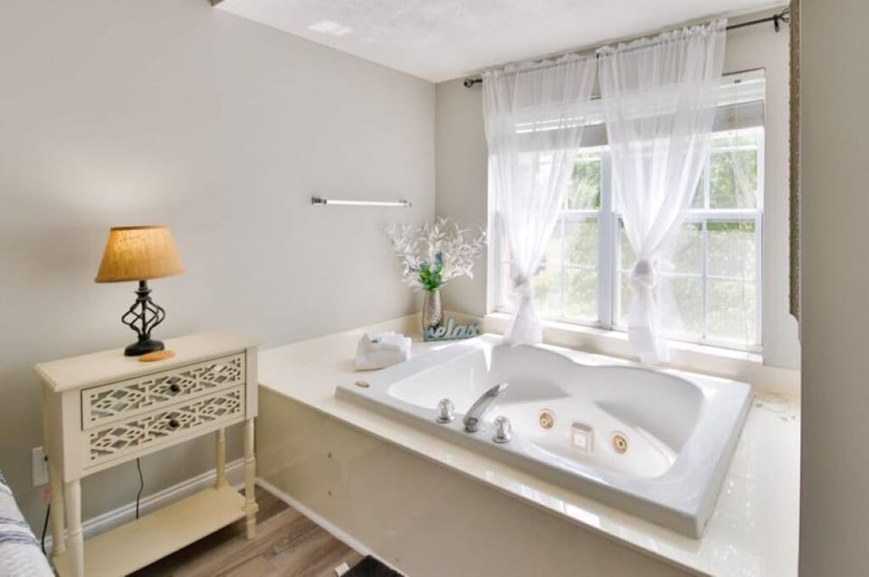 Hot tub in main bedroom