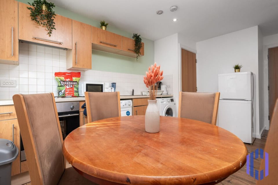 Dining area. Fully equipped with cutlery, crockery and glassware.