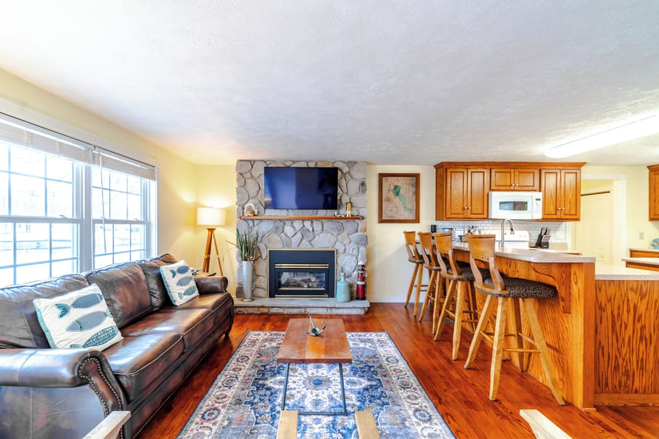 Family room and breakfast bar, seating for four