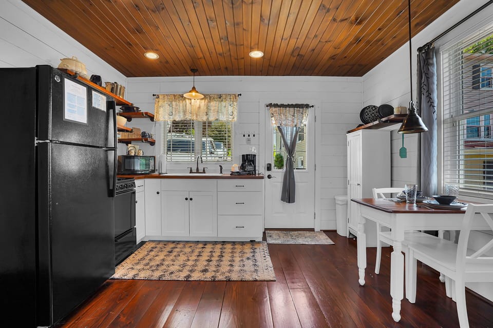 This fully-equipped kitchen is perfect for dinners in so that you do not have to leave the house!