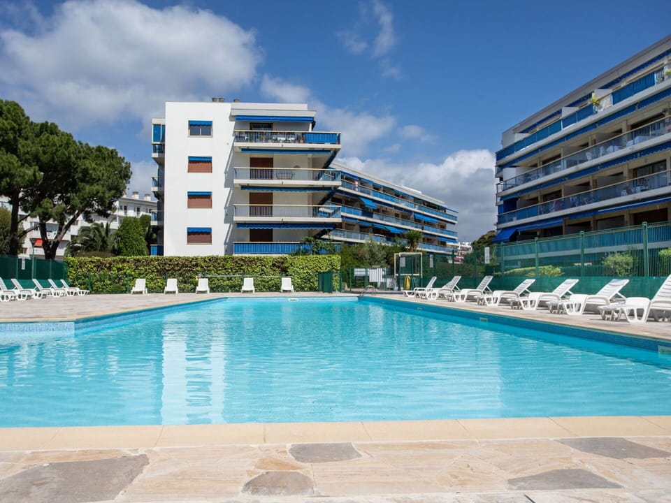 Water, Sky, Building, Cloud, Swimming Pool, Window, Plant, Tree, Leisure, Aqua