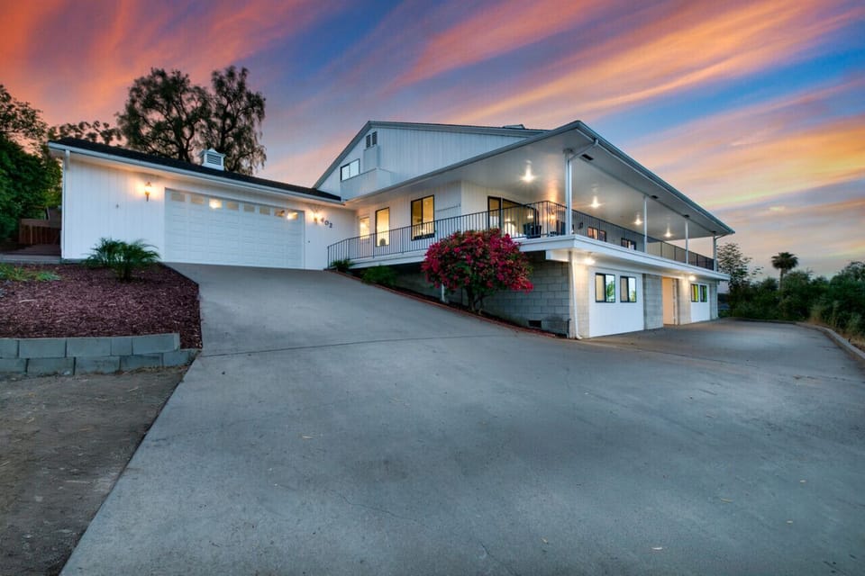 Live Large: 6000 sq ft of Chic Comfort and Style