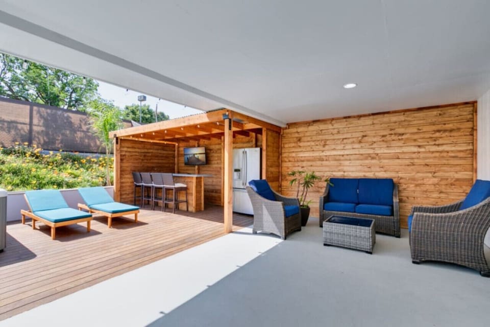 Lounge outside with this 5 seater couch/chair