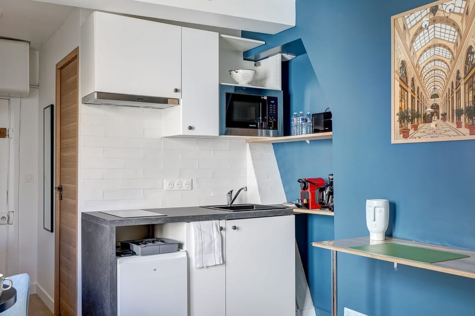 Découvrez une kitchenette moderne et bien équipée, parfaite pour préparer vos repas en toute simplicité