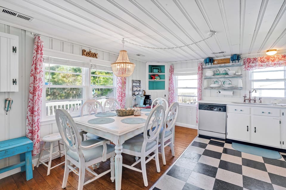 Full kitchen - with coffee bar- drip coffee maker and Keurig's 