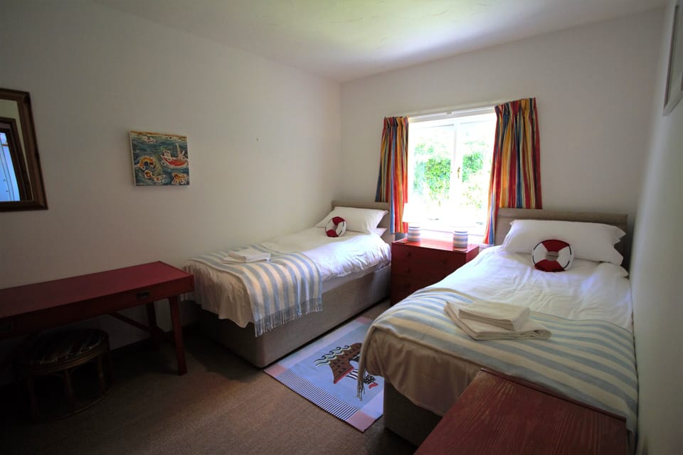 Twin bedroom
