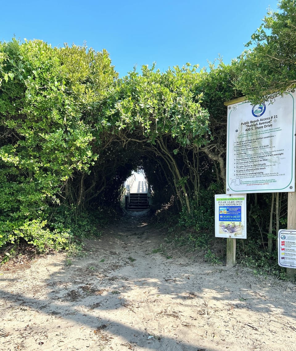 Raleigh Avenue beach access 121 steps from cottage!