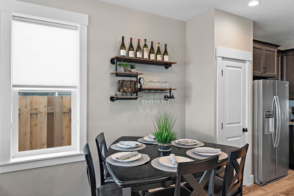 Dining Area - Seats 6