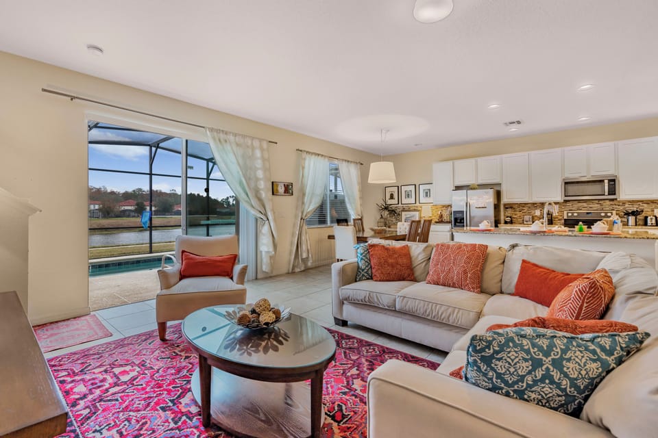 Detalhe do Living, cozinha americana, e ao fundo vista da piscina privativa.