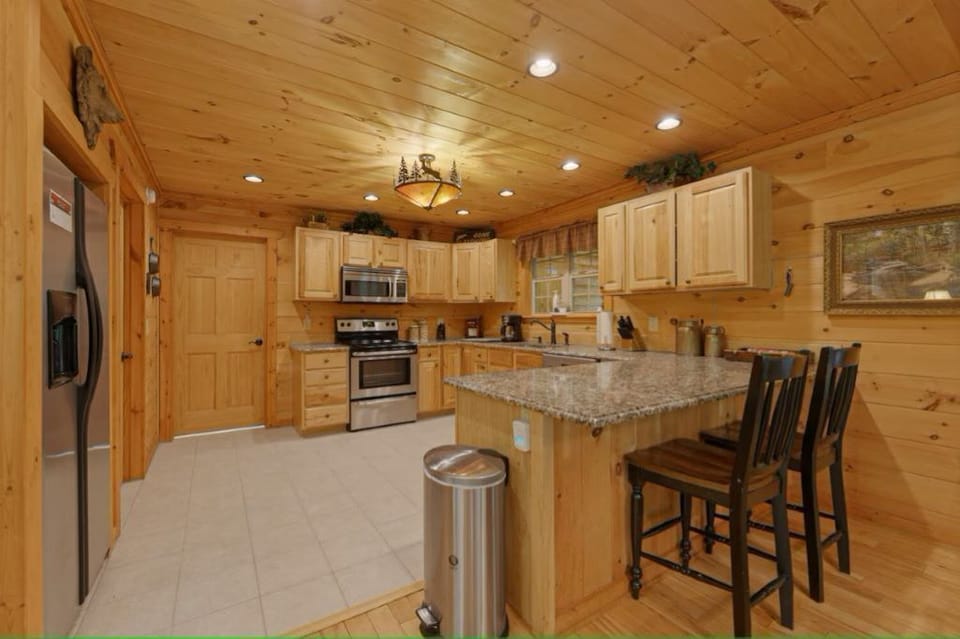 Spacious kitchen with breakfast bar