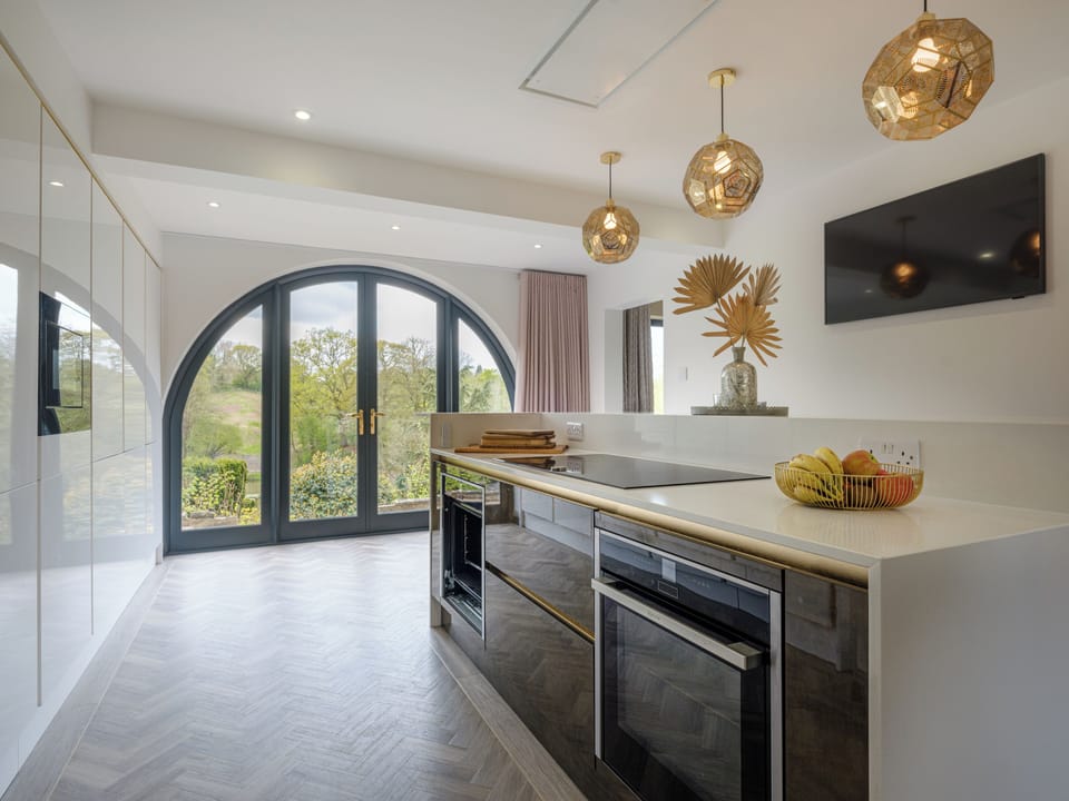 Enough seating around the island for 6 people. 2 ovens, 6 ring hob, microwave, air fryer