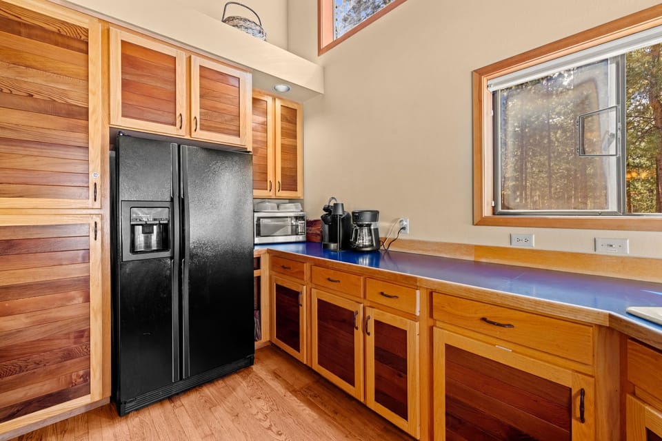 Fridge w/ ice, brewed coffee and Keurig. Plenty of mugs for everyone. Microwave