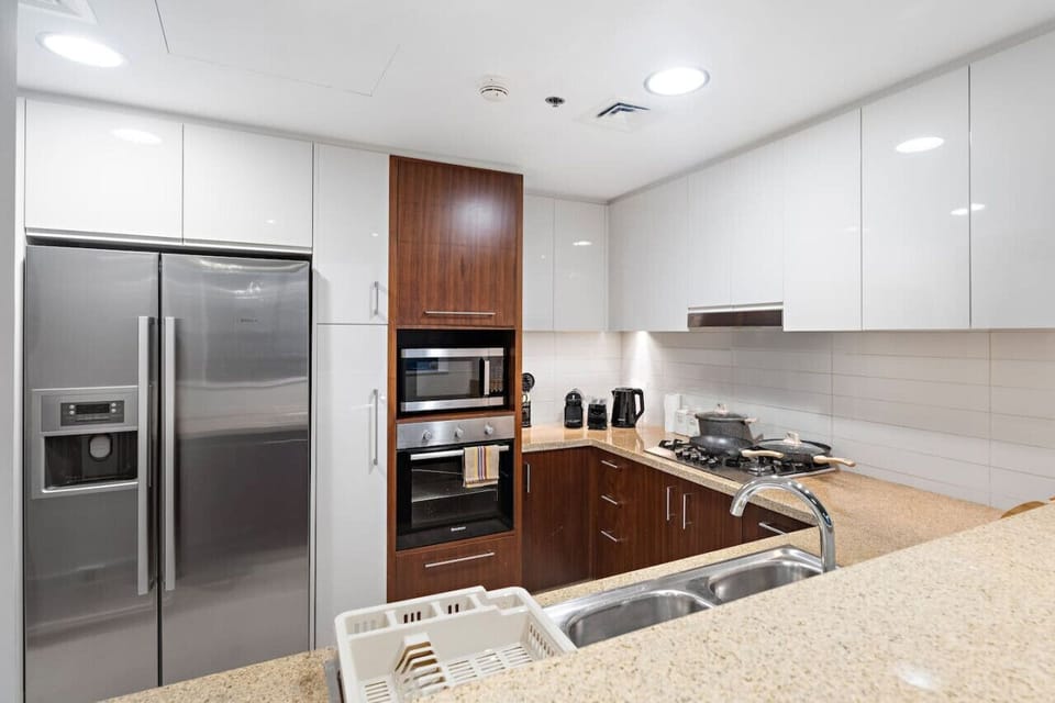 Gourmet Kitchen: Modern appliances and stylish finishes perfect for culinary adventures!