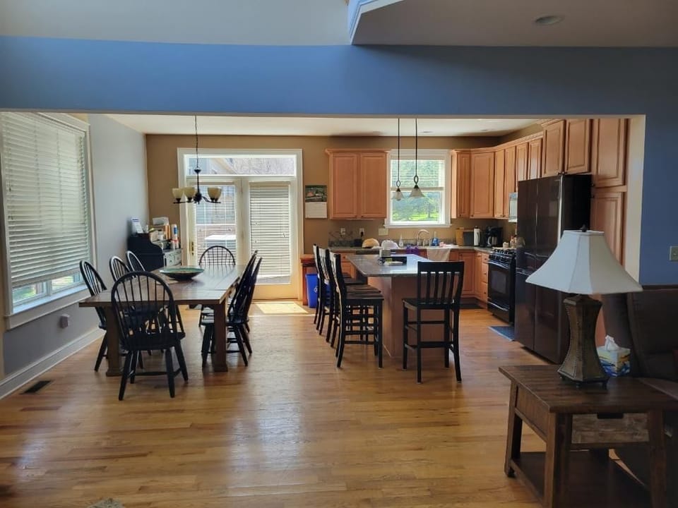 Spacious kitchen and dining room area, big enough for everyone