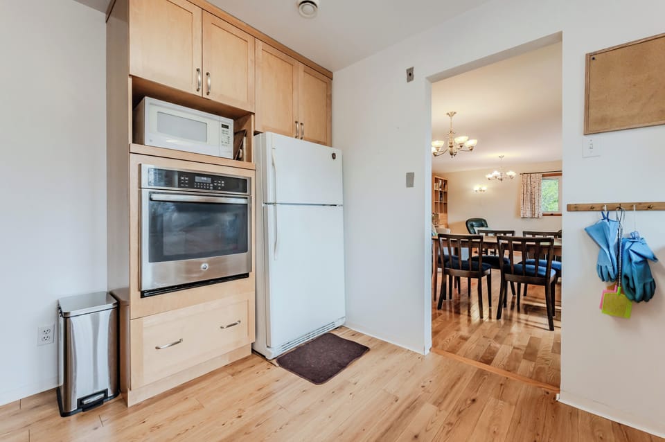 
Bright and functional kitchen featuring modern appliances and easy access to the dining area—perfect for group cooking and casual meals.

