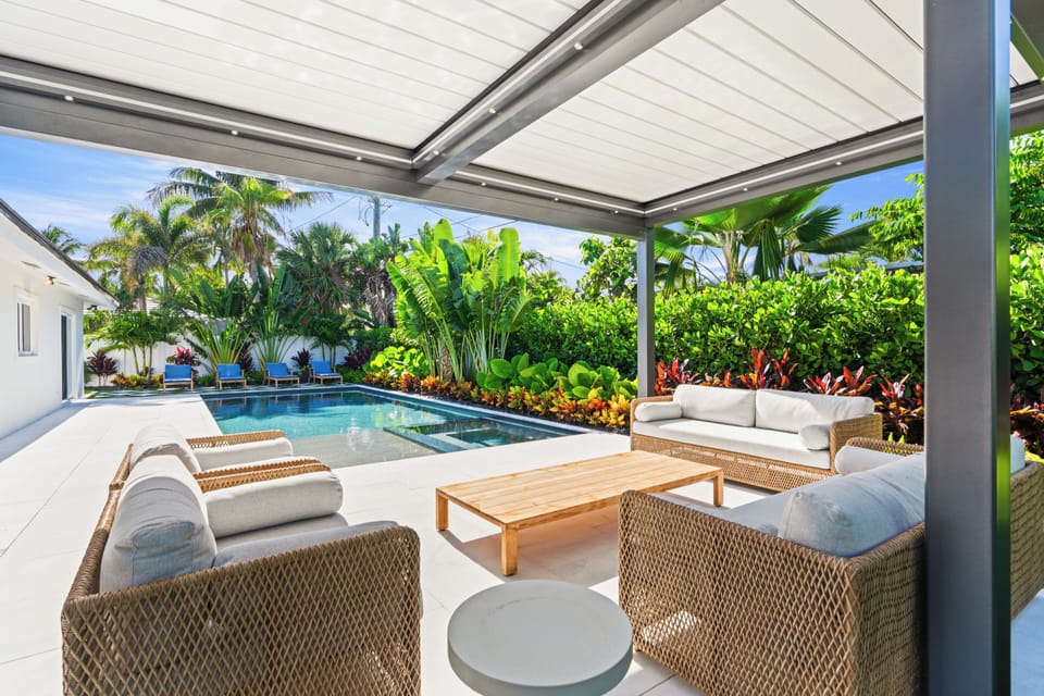 Lounge in style by the sparkling pool! Perfect for morning coffee or evening cocktails in paradise. ☀️🍹🌴