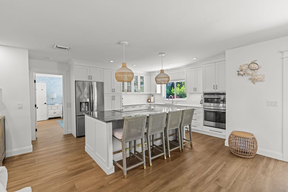 Whip up delicious meals in our spacious, fully-equipped kitchen featuring modern appliances and a large island for gathering! 🍳🍽️👨‍🍳