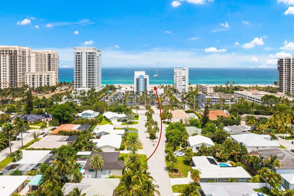 Discover paradise at your doorstep! Enjoy easy access to the beach and explore the beautiful surroundings from our convenient location. 🌴💙👣