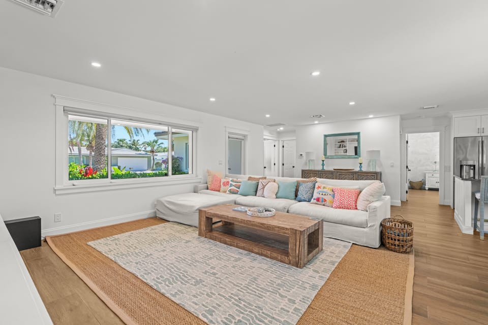 Relax and unwind in our spacious and bright living room, featuring plenty of comfortable seating for everyone to gather! 🛋️✨🏡