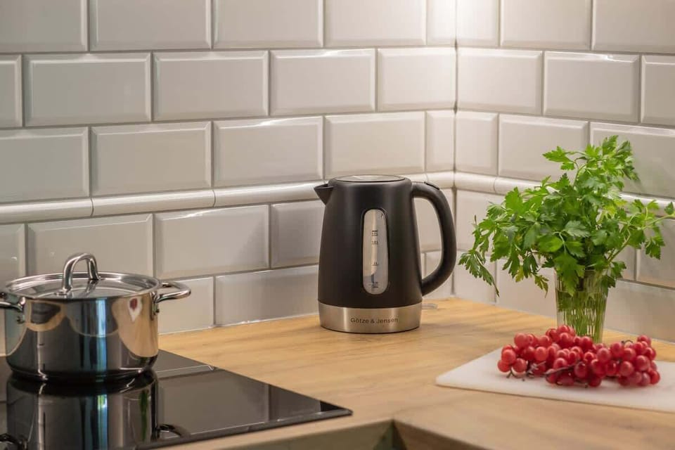 Close-up of the wooden top on which the elektric kettle sits.