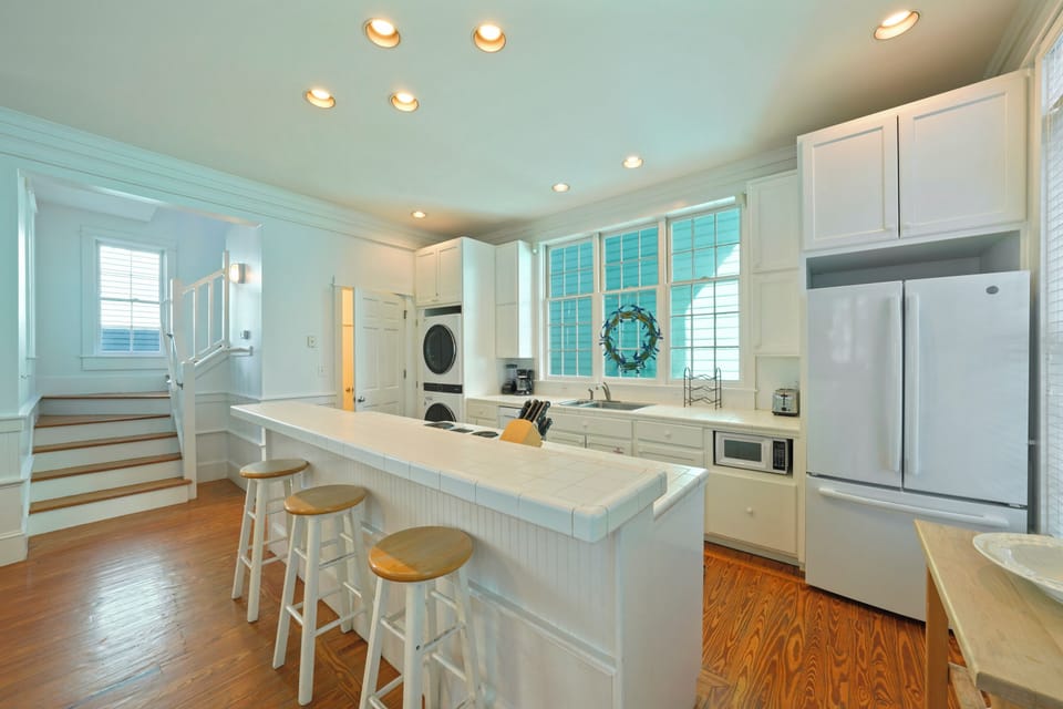 KITCHEN WITH BARTOP VIEW, OPEN KITCHEN