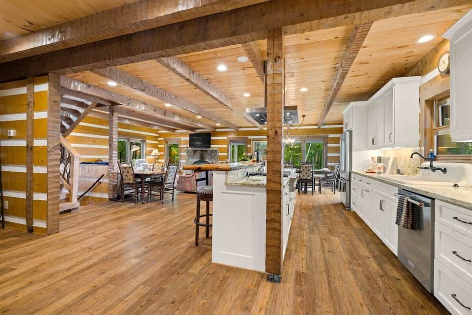 Large gourmet fully appointed kitchen - dual oven and gas range