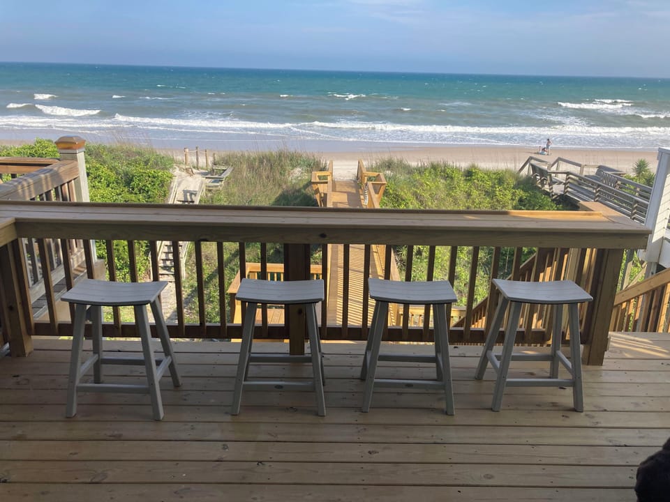 Main level balcony with built in bar seating for prime dinner views. 