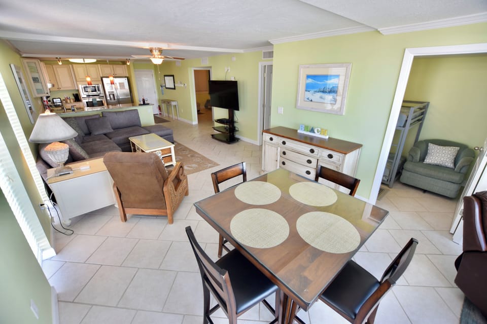 Dolphin Point #601: Dining Area