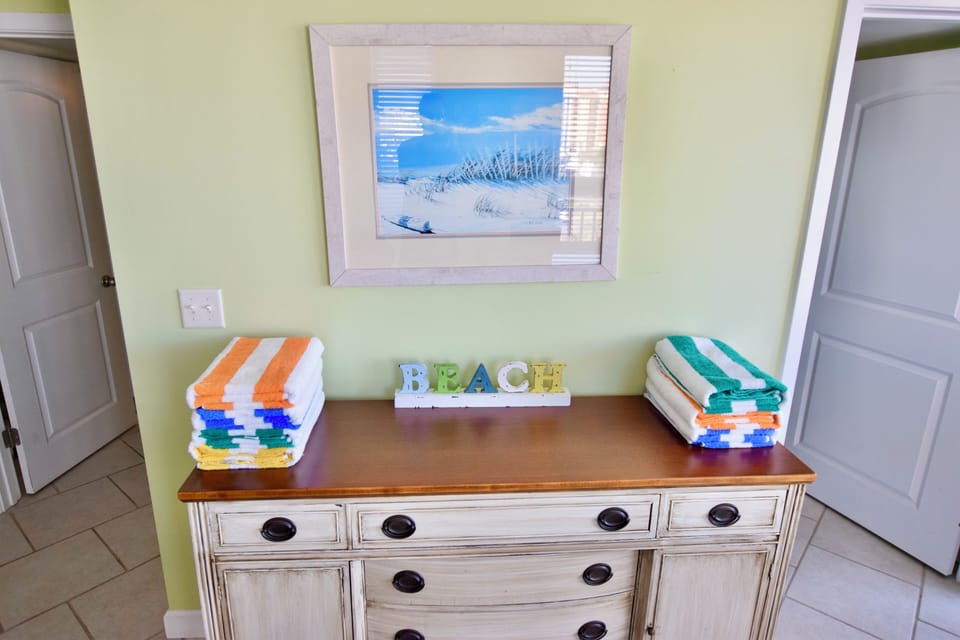 Dolphin Point #601: Beach Towels