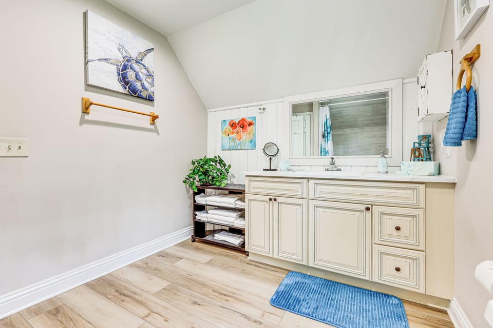 Full Bathroom | Shower/Tub Combo | Towels Provided | 2nd Floor