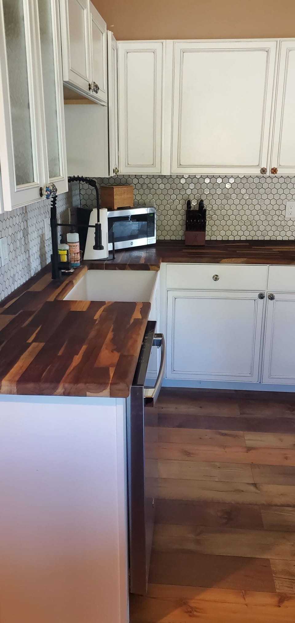 enjoy cooking in this fully stocked kitchen 